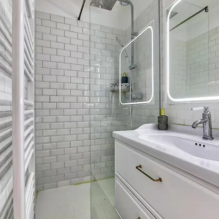 Modern And Calm 2 Bedroom T3 Apartment Paris